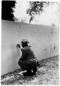 Steinberg adding the Castello Sforzesco to the wall of the “Children’s Labyrinth” at the 10th Milan Triennial, August 1954.