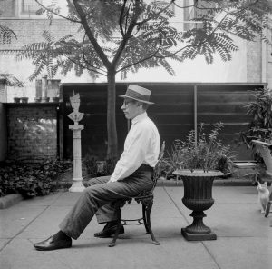 Steinberg in the backyard of 179 East 71st St., c. 1954. Photo by Evelyn Hofer. © Estate of Evelyn Hofer.