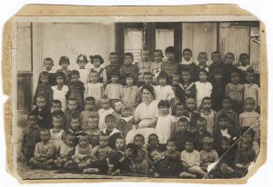 Kindergarten class photo, Saul and Lica in top row, first on the left. Saul Steinberg Papers, Beinecke Rare Book and Manuscript Library, Yale University.