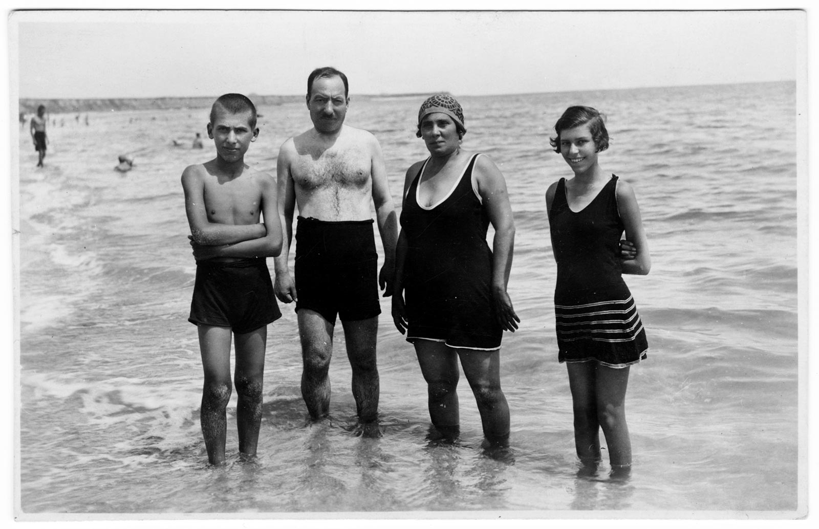 Saul, Moritz, Rosa, and Lica Steinberg, Black Sea, c. 1925-26. Collection of Daniela Roman.