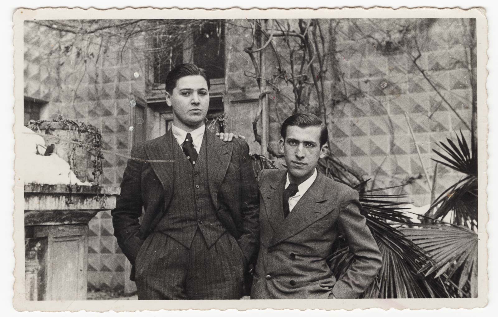 Steinberg with Bruno Leventer, his Bucharest friend and fellow Politecnico student, Milan, c. 1934-36. Saul Steinberg Papers, Beinecke Rare Book and Manuscript Library, Yale University.