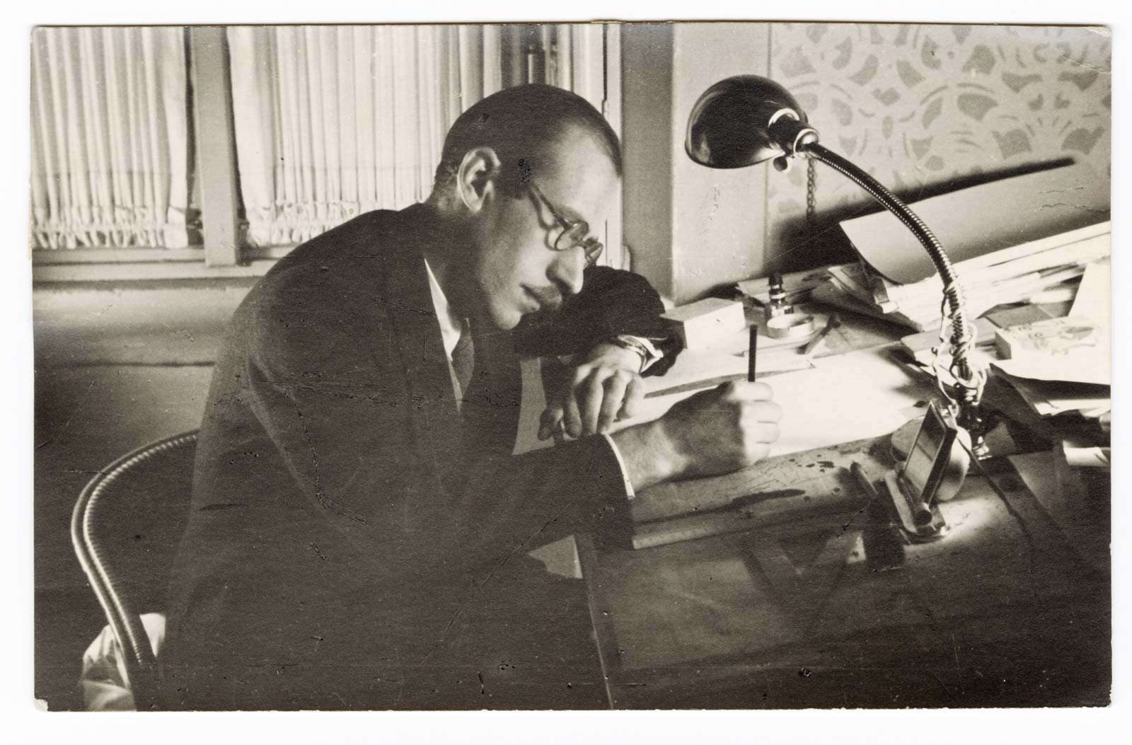 Steinberg at his drawing table in his room above the Bar Il Grillo, Milan, c. 1937. Saul Steinberg Papers, Beinecke Rare Book and Manuscript Library, Yale University.
