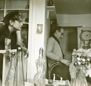 Steinberg and Sterne in their apartment on East 50th St., New York, c. 1948-50. The Hedda Sterne Foundation.
