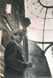 Photo of Steinberg in the Galleria di Milano, published in Settimo Giorno, September 23, 1954.