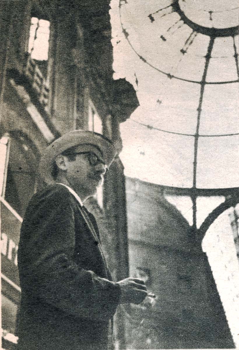 Photo of Steinberg in the Galleria di Milano, published in Settimo Giorno, September 23, 1954. From newspaper clipping in the Saul Steinberg Papers, Beinecke Rare Book and Manuscript Library, Yale University.