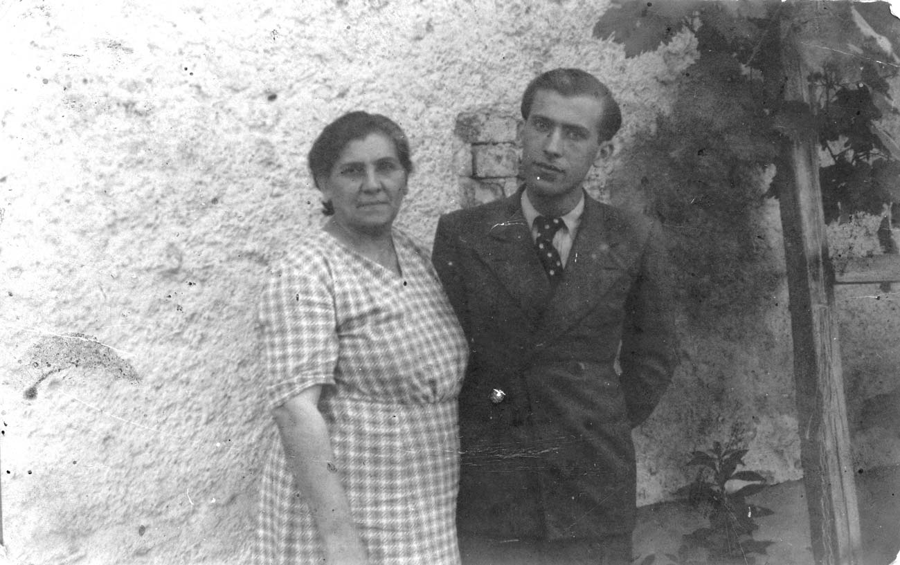 Steinberg and his mother, Rosa, Bucharest, 1930s. Collection of Daniela Roman.