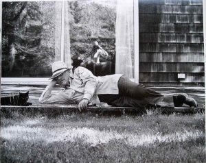 Steinberg with the cat Papoose in Amagansett, 1977. Photo by Sigrid Spaeth. Hedda Sterne Foundation.